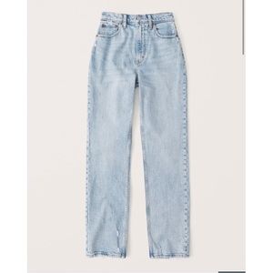 Abercrombie 90s Curve Love Straight Jean in Light Wash